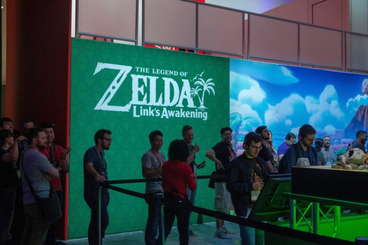 Personas hacen fila este miércoles para jugar al videojuego "The Legend of Zelda: Link's Awakening", en una fotografía de archivo. EFE/Adam S Davis