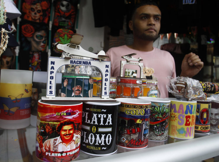 Un hombre ofrece productos con imágenes alusivas al narcotraficante colombiano Pablo Escobar, el 28 de noviembre de 2023, en Medellín (Colombia). EFE/ Luis Eduardo Noriega Arboleda