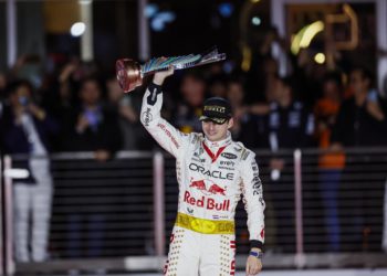 Verstappen suda para ganar en Las Vegas; Sainz 6º y Alonso 9º