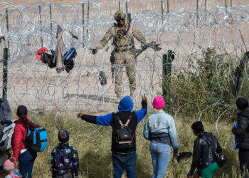 Migrantes quedan varados en el río Bravo de México y EEUU con temperaturas de 2 grados