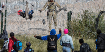 Migrantes quedan varados en el río Bravo de México y EEUU con temperaturas de 2 grados