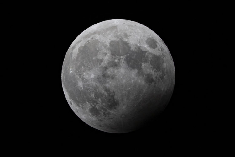 Imagen de archivo de la luna. EFE/CATI CLADERA.