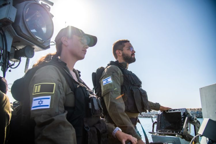 David Arrieta Contreras, (derecha) tachirense perteneciente a la naval de la Fuerzas de Defensa de Israel
