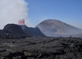 Continúa la actividad sísmica en Islandia, mientras aumentan niveles de dióxido de azufre