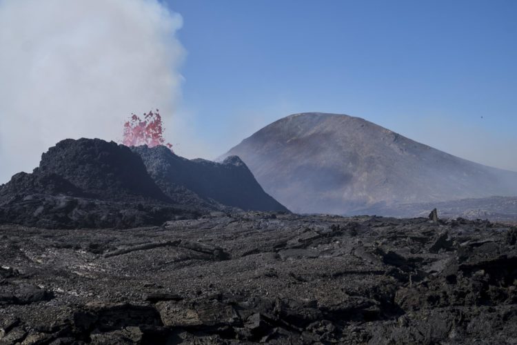 Imagen de archivo de la erupción de un volcán en Islandia. EFE/EPA/ANTON BRINK