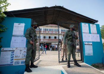 Más de 350.000 militares custodiarán el referendo en Venezuela por la disputa con Guyana