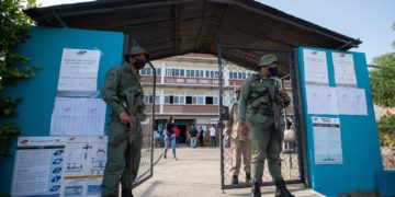 Más de 350.000 militares custodiarán el referendo en Venezuela por la disputa con Guyana