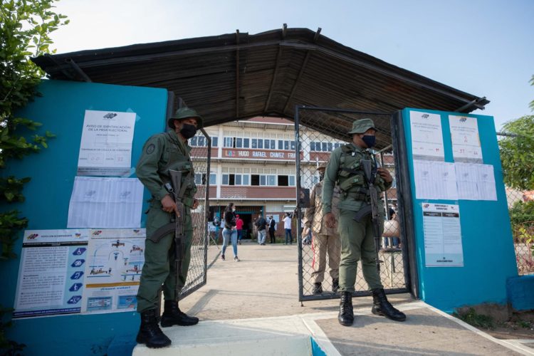 Militares custodian el acceso a un centro de votación de Barinas (Venezuela), en una fotografía de archivo. EFE/ Rayner Peña R