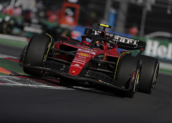Sainz lideró el libre de Brasil; Alonso fue undécimo y ‘Checo’, el 18, ambos con duros