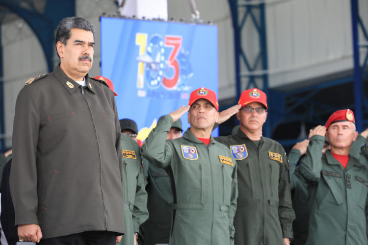 AME251. MFotografía cedida por Prensa Miraflores donde se observa al presidente venezolano, Nicolás Maduro (i), en un acto con motivo del 103 aniversario de la Aviación Militar Bolivariana hoy, en Maracay (Venezuela).EFE/ Prensa Miraflores