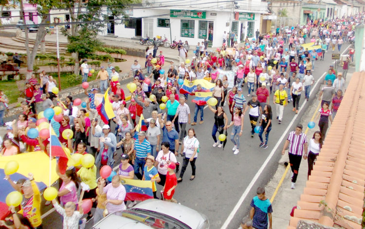 Nutrida marcha a favor del referendo del Esequivo realizaron seguidores del oficialismo en Rafael Rangel.