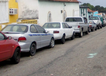 Cinco días en una cola para comprar gasolina que no llega