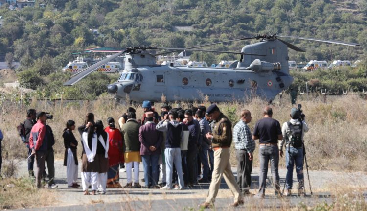 Los obreros, que fueron rescatados tras permanecer atrapados 17 días en un túnel, se preparan para subir al helicóptero de la Fuerza Aérea de India. EFE/EPA/RAJAT GUPTA