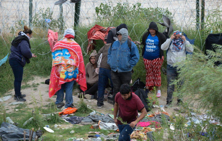 Migrantes permanecen abrigados por las bajas temperaturas a un costado de la frontera con Estadios Unidos el 4 de noviembre de 2023, en Ciudad Juárez, estado de Chihuahua (México). EFE/Luis Torres.