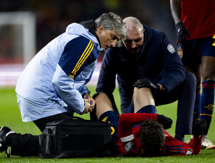 El centrocampista de la selección española Gavi es atendido en el terreno de juego por el equipo médico tras caer lesionado durante el partido correspondiente a la fase de grupos de clasificación para la Eurocopa 2024. EFE/ RFEF   Pablo Garcia