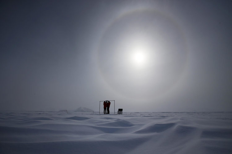 Imagen de archivo que muestra a dos científicos midiendo la radiación solar en el campamento Glaciar Union, a 1000 km del Polo Sur. EFE/Felipe Trueba