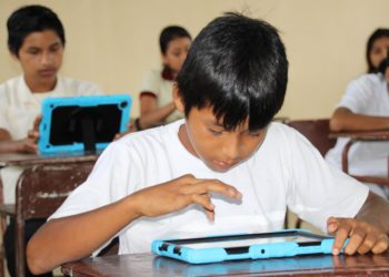 Un 43 % de los niños latinoamericanos está expuesto a riesgos digitales, alertan expertos