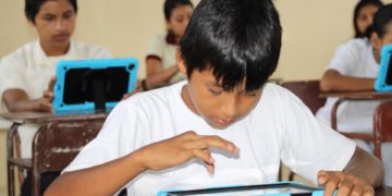 Un 43 % de los niños latinoamericanos está expuesto a riesgos digitales, alertan expertos