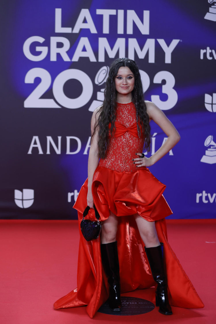 La cantante y compositora venezolana Joaquina para los fotógrafos junto a Nicki Nicole en la alfombra roja de la gala anual de los Latin Grammy, este jueves en Sevilla. EFE/Jorge Zapata