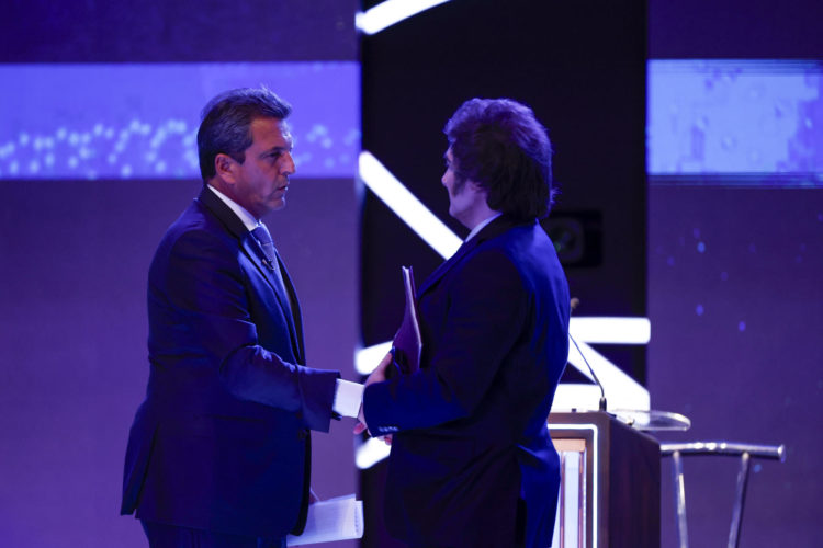 Imagen de archivo del candidato Sergio Massa (i) saluda al candidato Javier Milei durante el Debate Presidencial 2023, en Santiago del Estero (Argentina). EFE/Tomás Cuesta /POOL