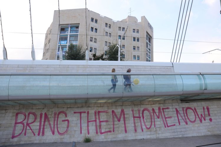 Imagen de una pintada en Jerusalén en la que se pide al Gobierno israelí que traiga a casa a los rehenes secuestrados por Hamas. EFE/EPA/ABIR SULTAN
