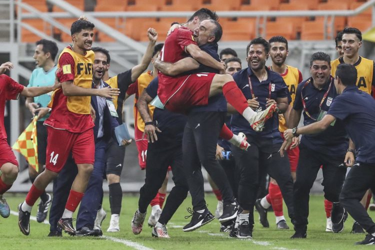 El iraní Kasra Taheri (C-I) celebra el 2-2 con su entrenador Hossein Abdi (C-d) durante el partido del Mundial sub 17 jugado por Brasil e Irán en Yakarta, Indonesia. EFE/EPA/BAGUS INDAHONO