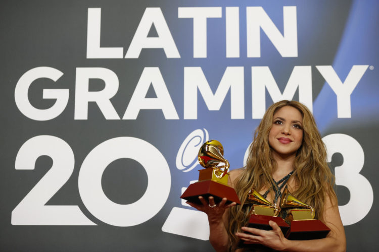 La cantante colombiana Shakira posa con los tres premios conseguidos durante la gala anual de los Latin Grammy celebrada este jueves en Sevilla EFE/Jose Manuel Vidal
