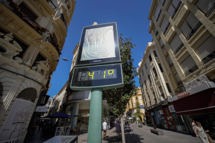 Un termómetro en una calle de Córdoba (España) a finales del pasado mes de septiembre, en una imagen de archivo. EFE/ Rafa Alcaide