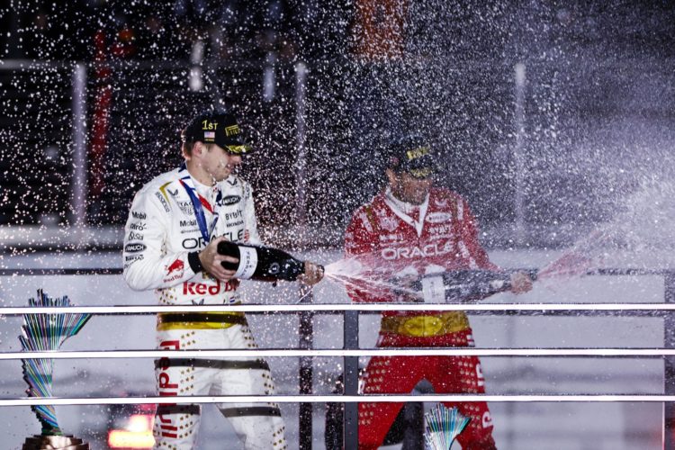 Los pilotos de Formula 1 Max Verstappen (i) y Sergio Perez celebran el podio tras el Gran Premio de Las Vegas .EFE/EPA/ETIENNE LAURENT