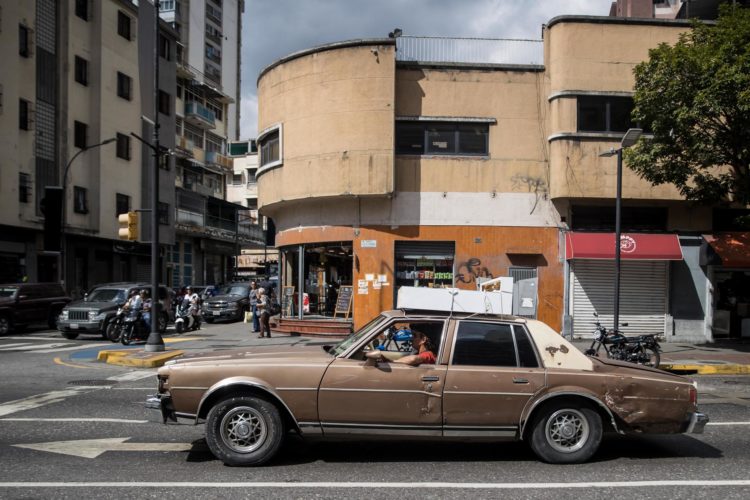 Un hombre conduce un vehículo en mal estado el 22 de noviembre de 2023, en Caracas (Venezuela). EFE/ Miguel Gutiérrez