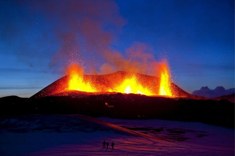 Imagen de archivo (25/03/2010) del volcán Eyjafjallajockull al sur de Islandia. EFE/Vilhem Gunnersson