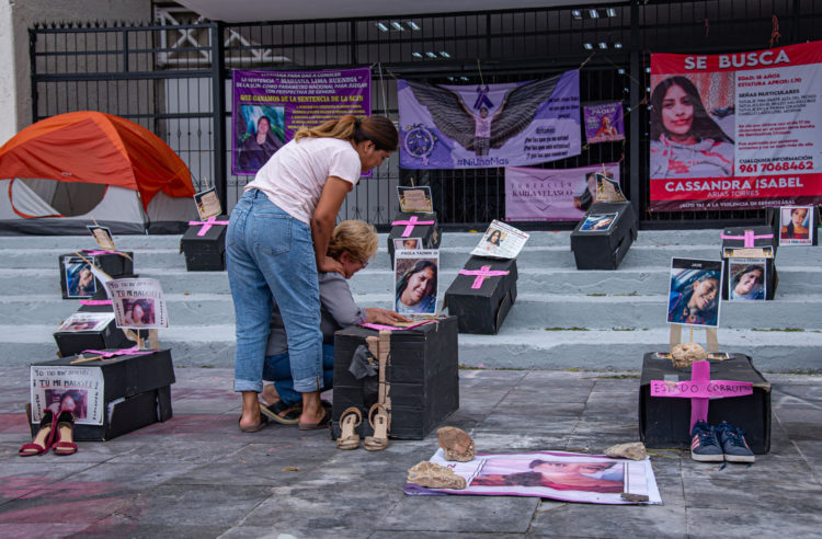 Madres de mujeres desaparecidas y asesinadas protestan en Tuxtla Gutiérrez, México, en mayo de 2023. EFE/Carlos López