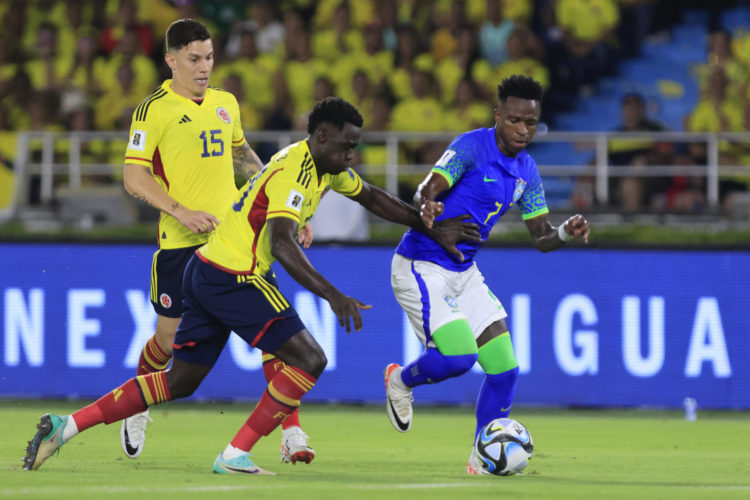 El brasileño Vinícius Júnior (d) durante el partido contra Colombia. EFE/ Ricardo Maldonado Rozo