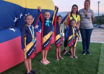 Siete medallas con cuatro doradas para Trujillo en natación artística
