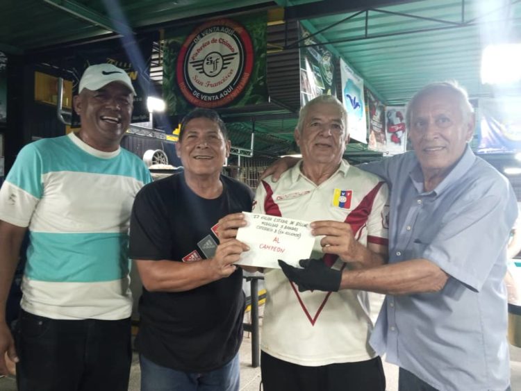 Rosario "Chayo" Ruíz recibe su premio de manos de otros dos legendarios del billar trujillano y el organizador Heberto Paredes (i) (Gráficas: Miguel Albarrán)