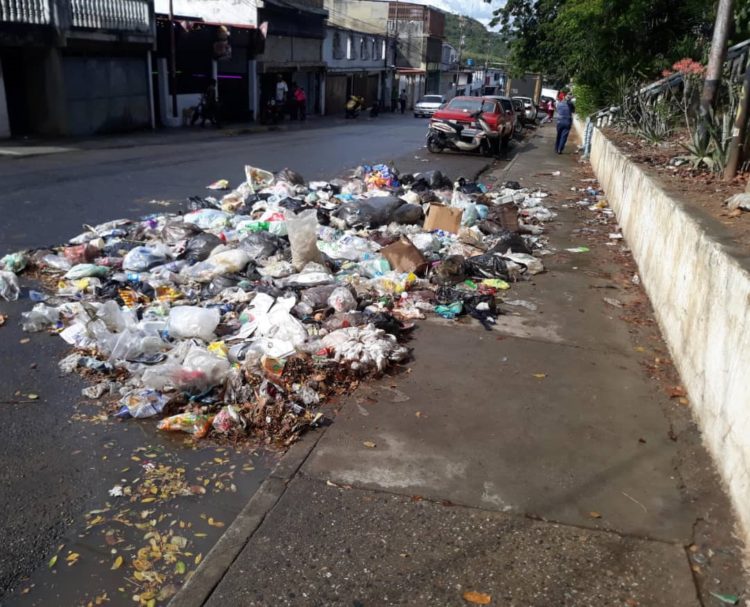 Avenida principal llena de basura