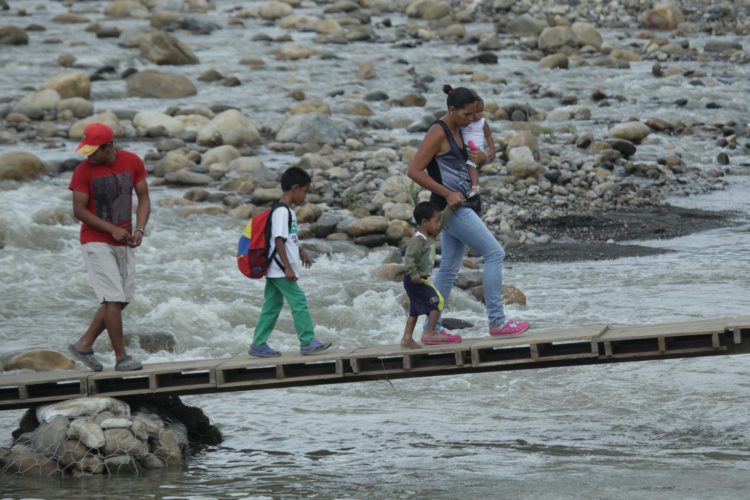 Las dificultades en la frontera colombo- venezolana siguen en aumento para los migrantes a pesar de que ambos gobiernos retomaron sus relaciones. Foto: Carlos Eduardo Ramírez