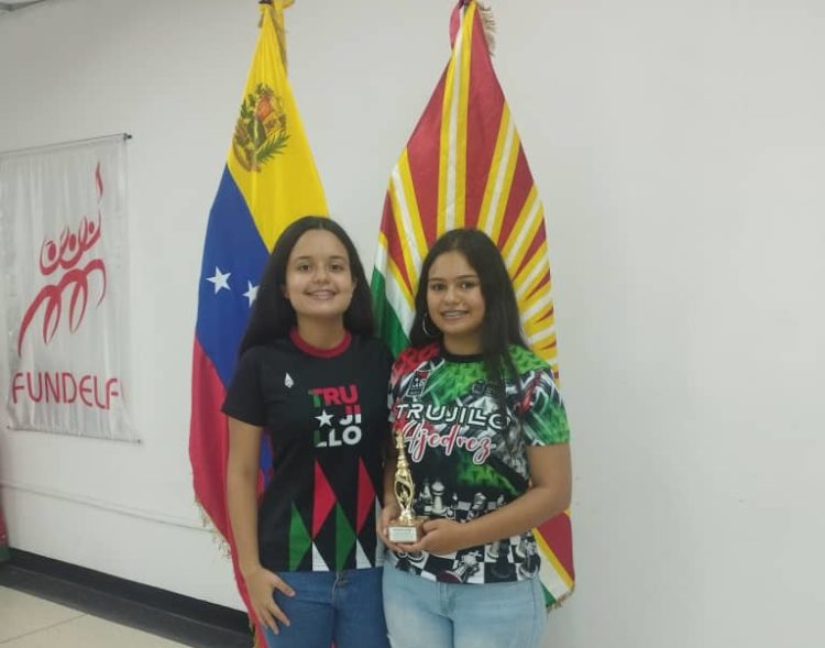 Jacksilany Guadalajara (d) y Mariana Terán representan el buen presente y prometedor futuro del ajedrez femenino trujillano (Gráficas: Cortesía ATA)