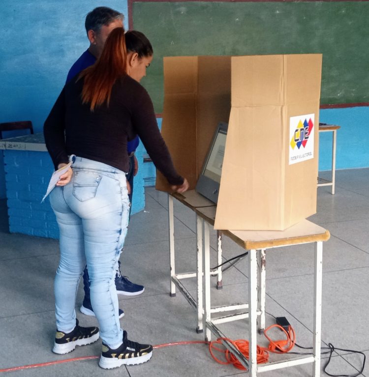 El simulacro del referendo consultivo se cumplió en Motatán. (Fotos Douglas Abreu)