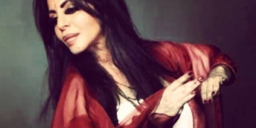 Larissa Vesci continúa su periplo en el mundo de las danzas griegas