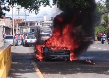 Se incendia vehículo en cola para gasolina