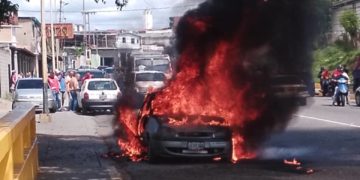 Se incendia vehículo en cola para gasolina