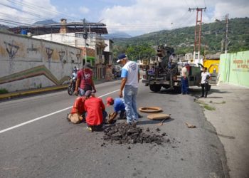 Más de dos años tienen huecos en las calles del centro de Valera