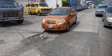 Más de dos años tienen huecos en las calles del centro de Valera