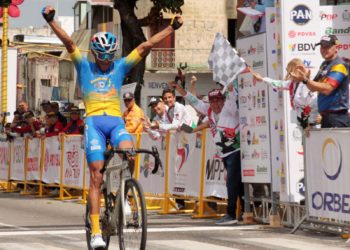 Fernando Briceño del team La Guacamaya-Indet gana primera etapa de la Vuelta Ciclística a Trujillo