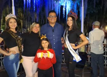 Boconeses se concentran para disfrutar del encendido de luces de navidad