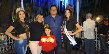 Boconeses se concentran para disfrutar del encendido de luces de navidad