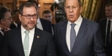Rusia y Venezuela promueven mecanismos para defenderse de sanciones y renunciar al dólar