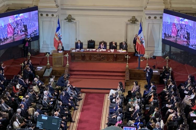 El presidente de Chile, Gabriel Biric (c) recibe hoy la nueva propuesta de Carta Magna, en Santiago de (Chile). EFE/ Javier Martin