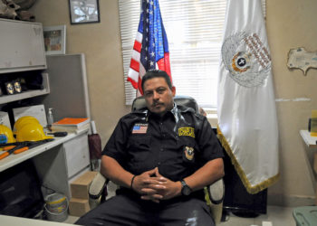 Criminales usan la IA para extorsionar a familias de migrantes perdidos en la frontera